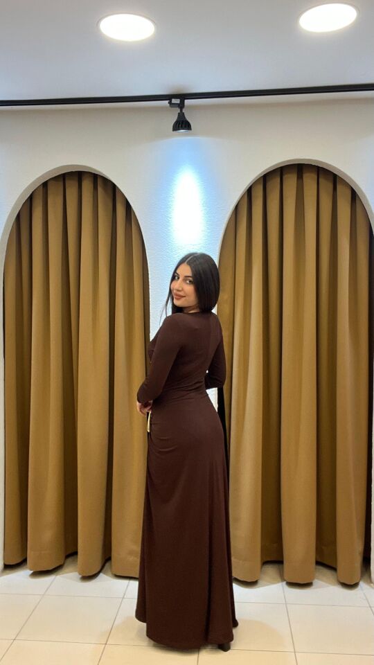 KAHVERENGİ UZUN KOLLU OMZU GOLD ELBİSE