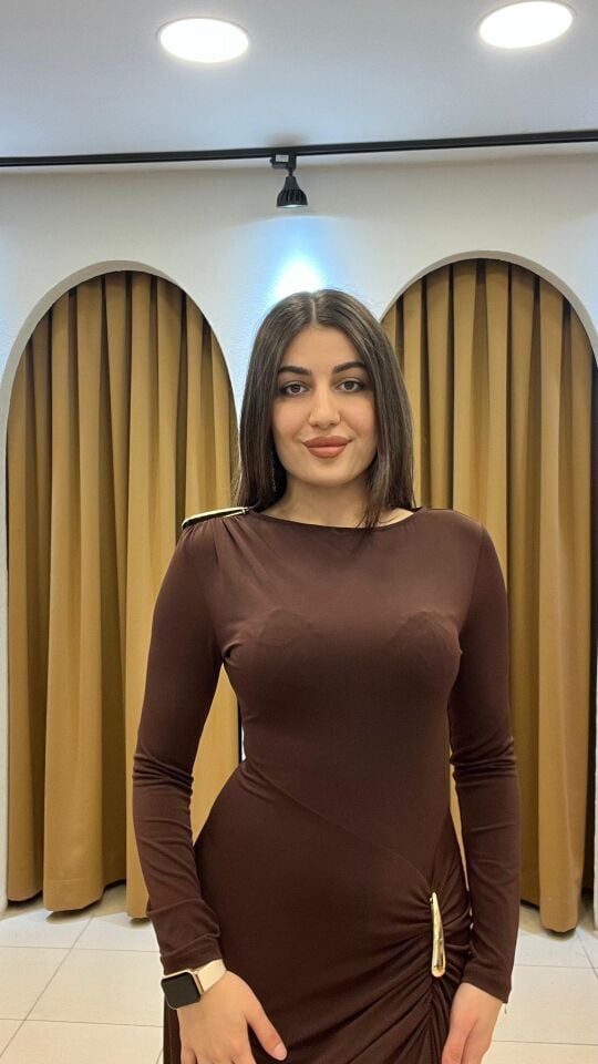 KAHVERENGİ UZUN KOLLU OMZU GOLD ELBİSE