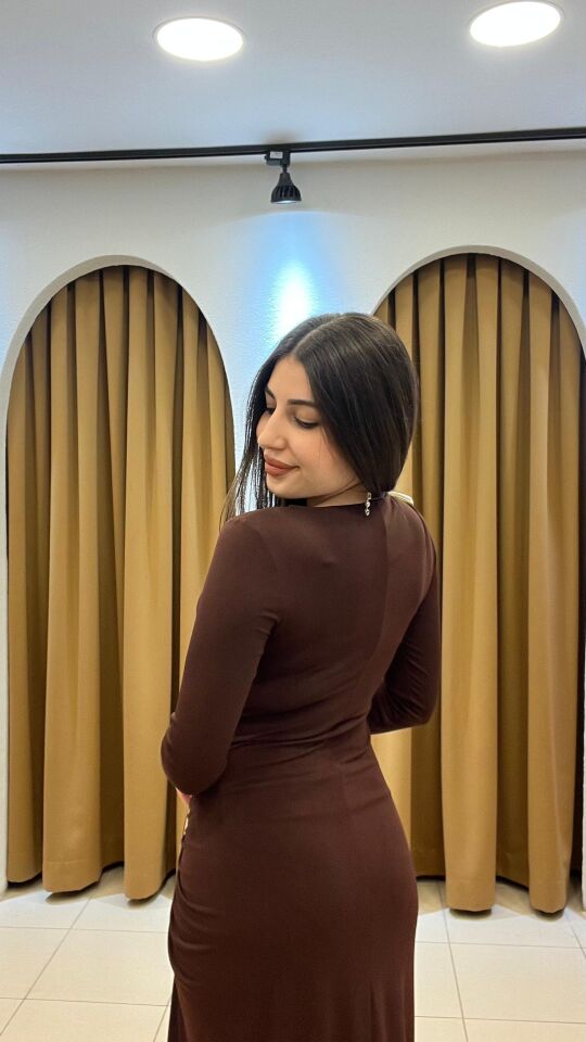 KAHVERENGİ UZUN KOLLU OMZU GOLD ELBİSE