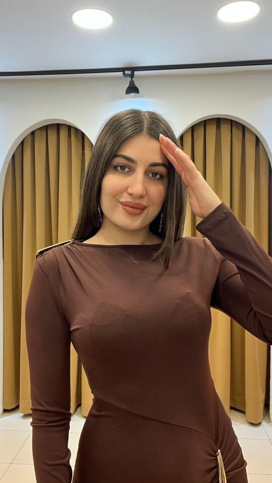 KAHVERENGİ UZUN KOLLU OMZU GOLD ELBİSE