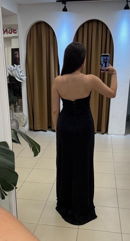 SİYAH STRAPLEZ LİKRALI YIRTMAÇLI ABİYE