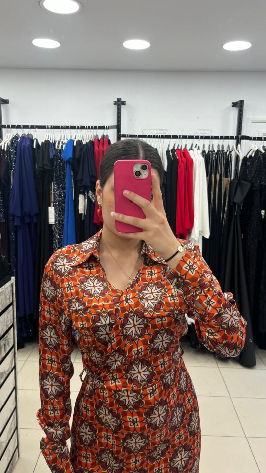 DESENLİ SATEN YIRTMAÇLI ELBİSE