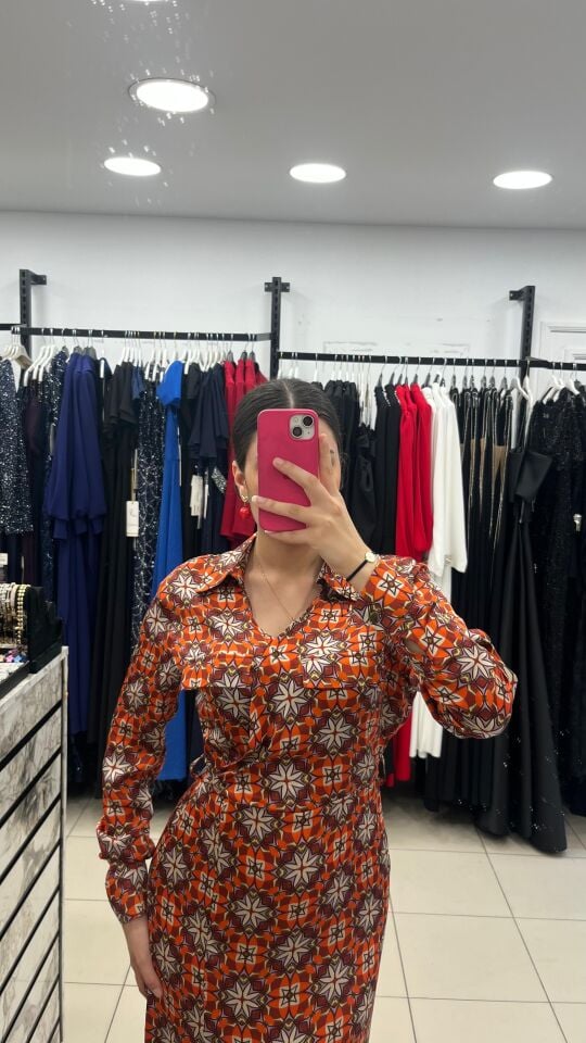 DESENLİ SATEN YIRTMAÇLI ELBİSE