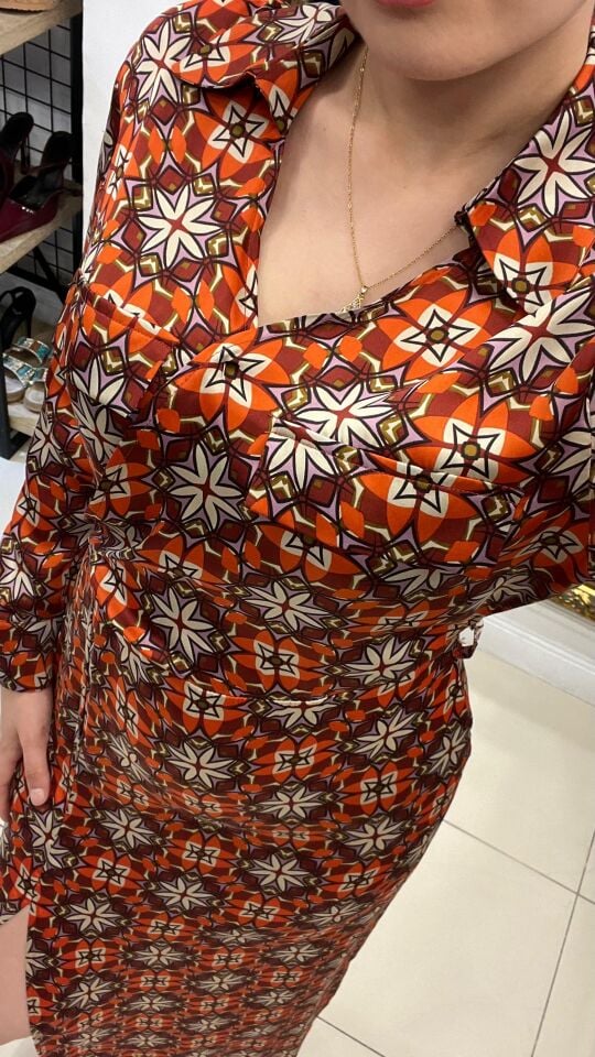 DESENLİ SATEN YIRTMAÇLI ELBİSE