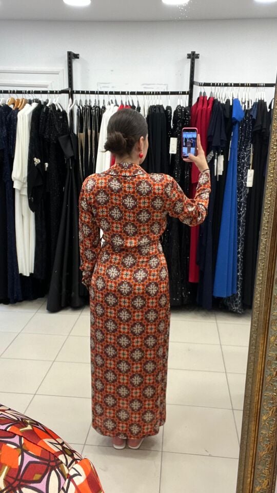 DESENLİ SATEN YIRTMAÇLI ELBİSE