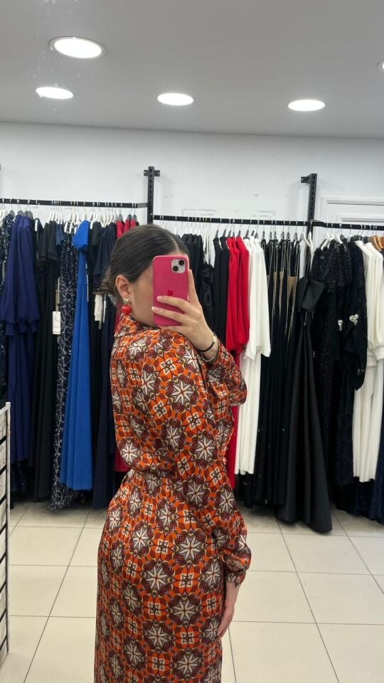 DESENLİ SATEN YIRTMAÇLI ELBİSE