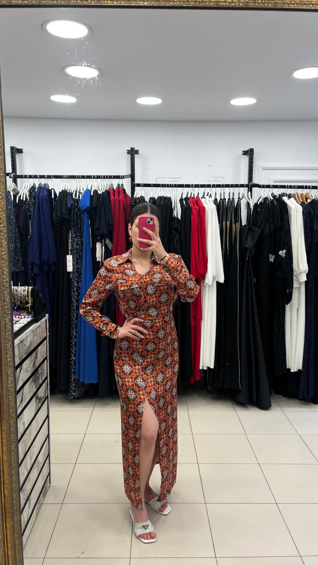 DESENLİ SATEN YIRTMAÇLI ELBİSE