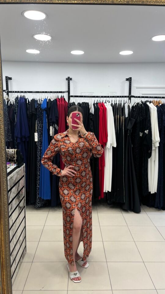 DESENLİ SATEN YIRTMAÇLI ELBİSE