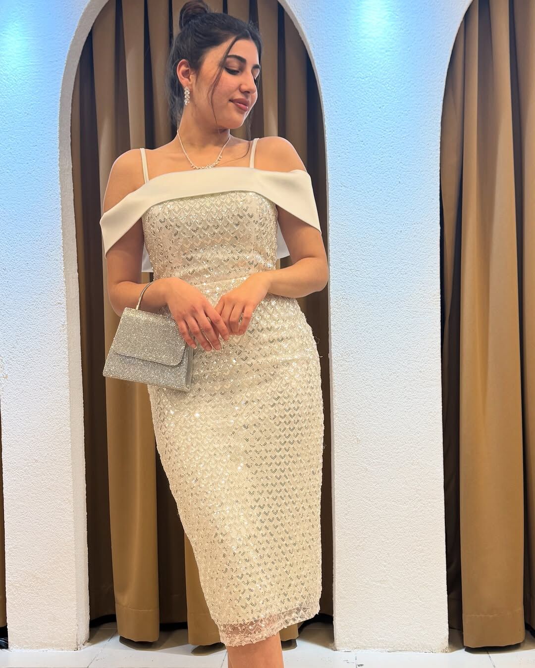 BEYAZ KOLLARI TAŞ ABİYE