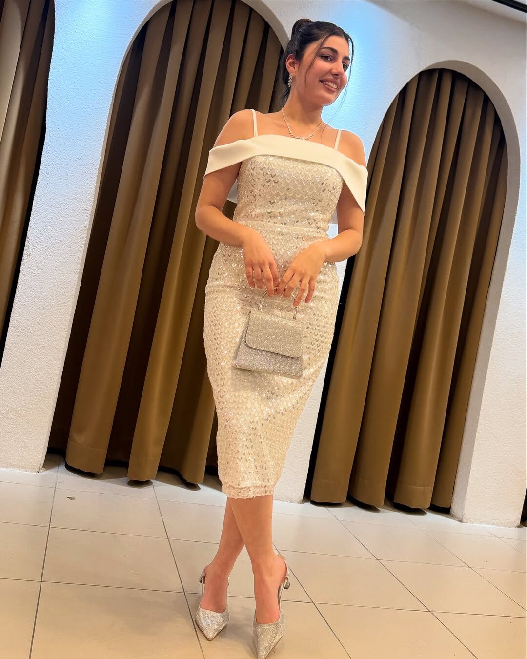 BEYAZ KOLLARI TAŞ ABİYE