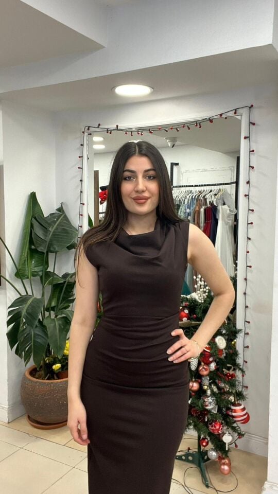 KAHVERENGİ MIDI BOY ASKILI GÜNLÜK ELBİSE