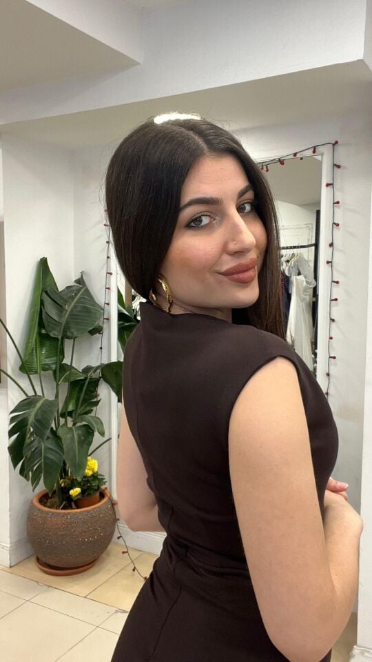 KAHVERENGİ MIDI BOY ASKILI GÜNLÜK ELBİSE