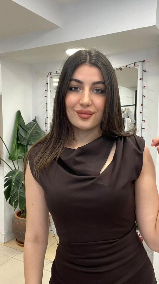 KAHVERENGİ MIDI BOY ASKILI GÜNLÜK ELBİSE