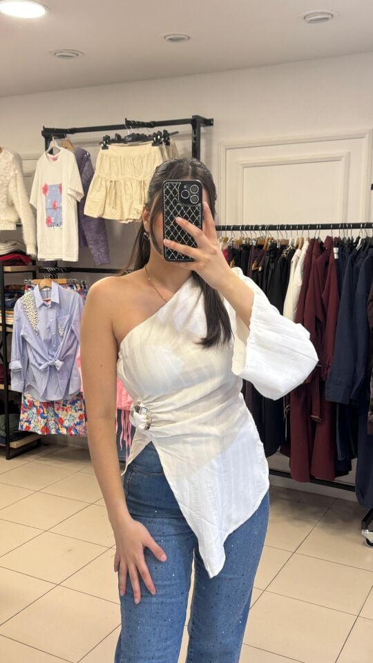 BEYAZ ASİMETRİK KESİM BLUZ