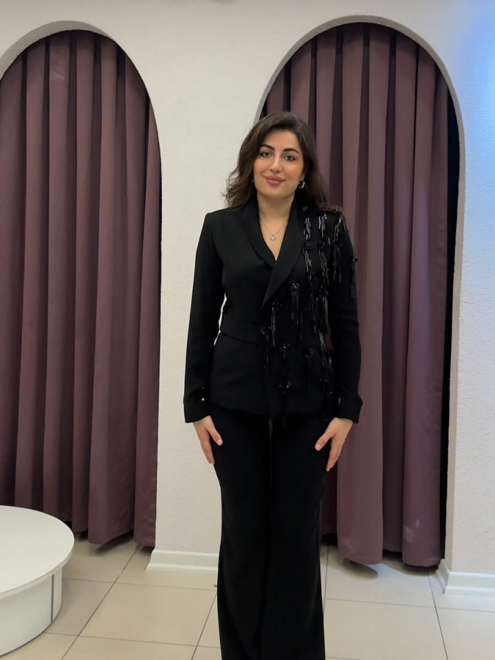 Tek taraftan saçaklı çiçek aksesuarlı krep ceket pantolon abiye takım 44