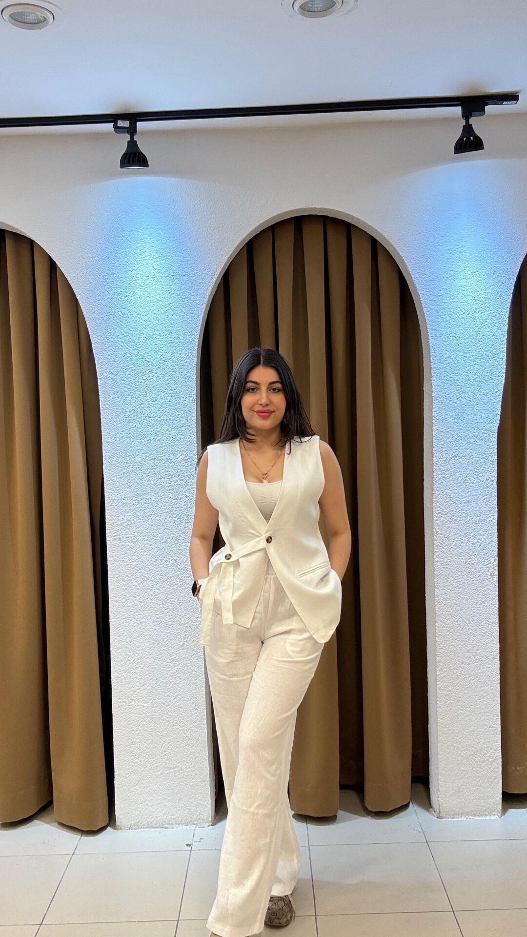 BEYAZ YELEKLİ TAKIM