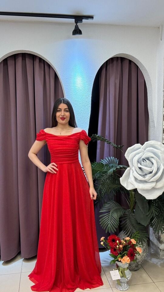 KIRMIZI OMUZ DETAYLI IŞILTILI ELBİSE 40