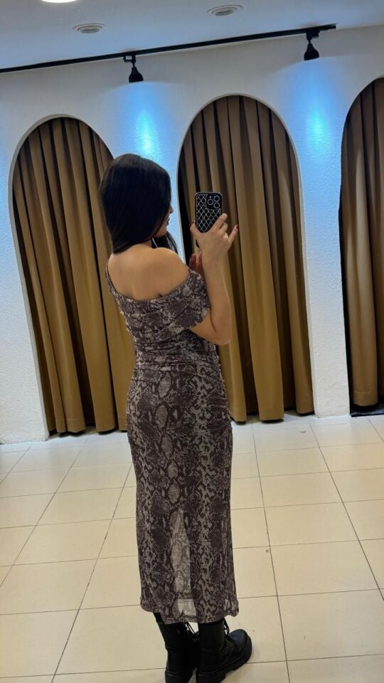 YILAN DESEN KOL DETAYLI DRAPELİ İÇİ ASTARLI ŞİFON ELBİSE