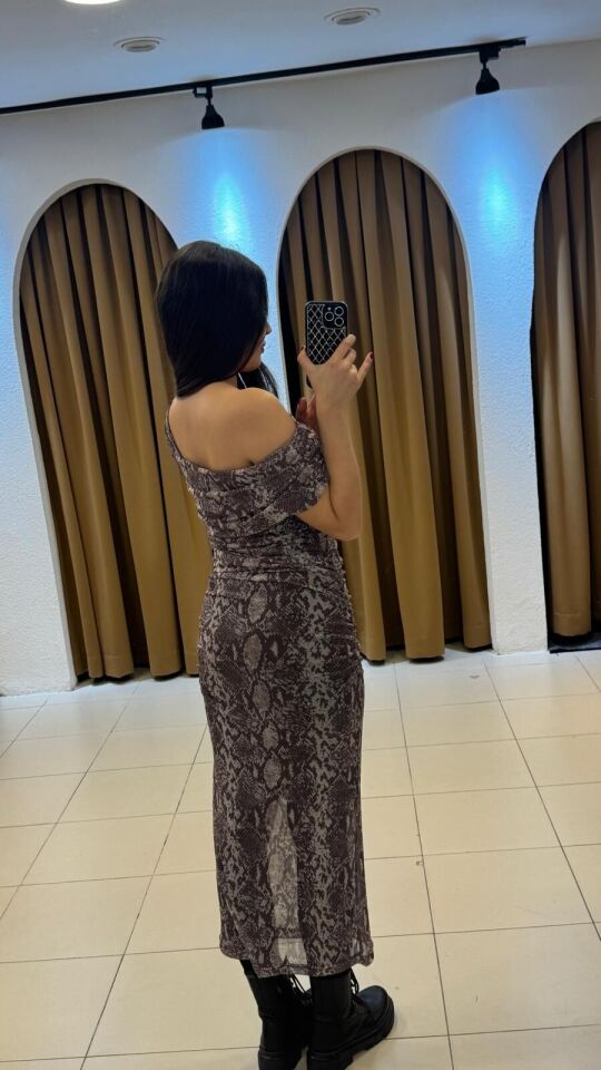 YILAN DESEN KOL DETAYLI DRAPELİ İÇİ ASTARLI ŞİFON ELBİSE