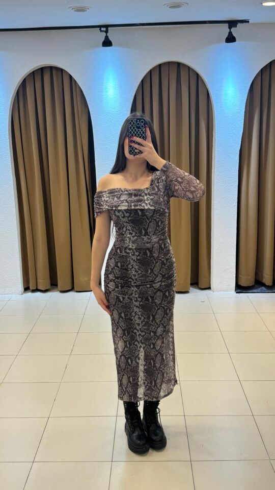 YILAN DESEN KOL DETAYLI DRAPELİ İÇİ ASTARLI ŞİFON ELBİSE