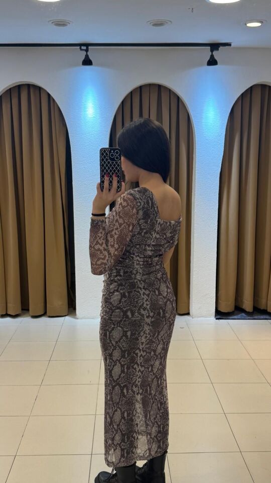 YILAN DESEN KOL DETAYLI DRAPELİ İÇİ ASTARLI ŞİFON ELBİSE