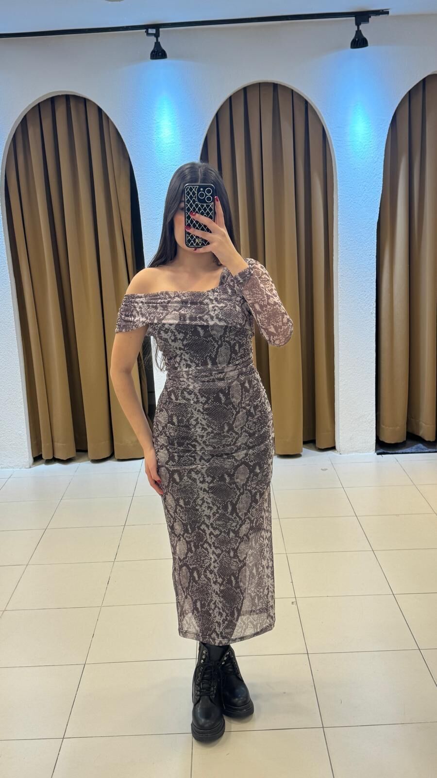 YILAN DESEN KOL DETAYLI DRAPELİ İÇİ ASTARLI ŞİFON ELBİSE