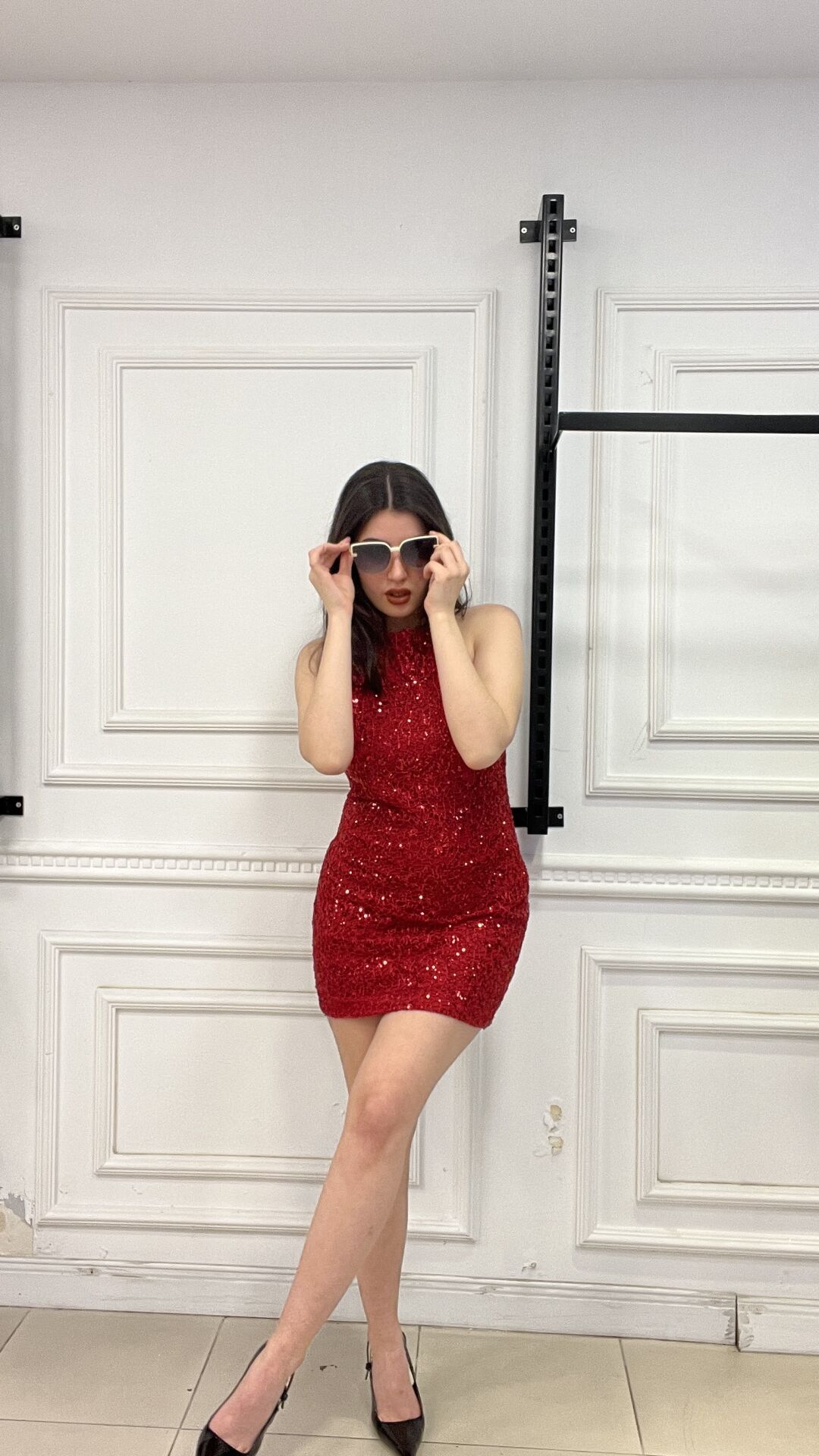 KIRMIZI IŞILTILI ELBİSE