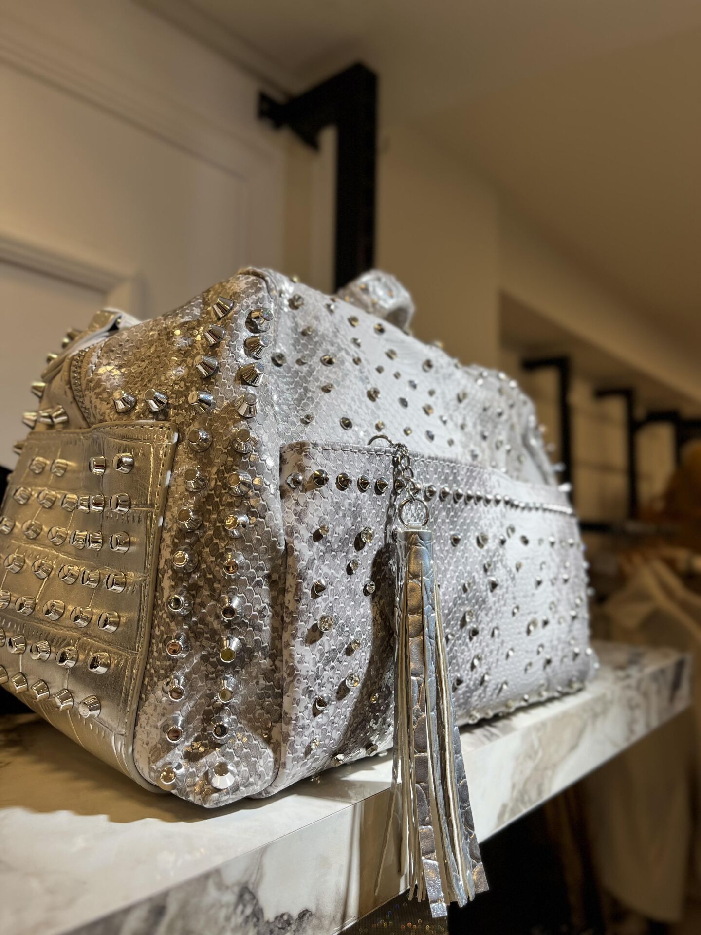 GRİ PÜSKÜLLÜ ÇANTA