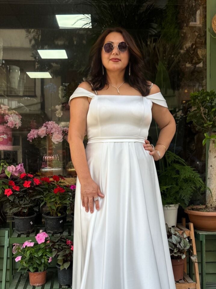 BEYAZ iP ASKISI TAŞ DETAYLI KORSE MODEL KİLOŞ ABİYE