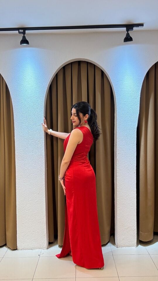 KIRMIZI SATEN TEK OMUZ YIRTMAÇLI ELBİSE