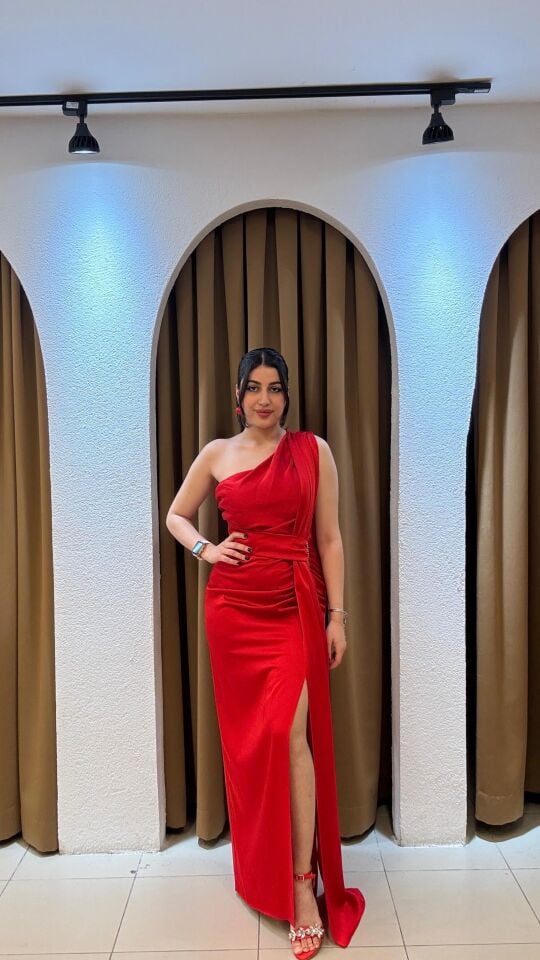 KIRMIZI SATEN TEK OMUZ YIRTMAÇLI ELBİSE