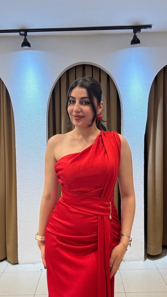 KIRMIZI SATEN TEK OMUZ YIRTMAÇLI ELBİSE