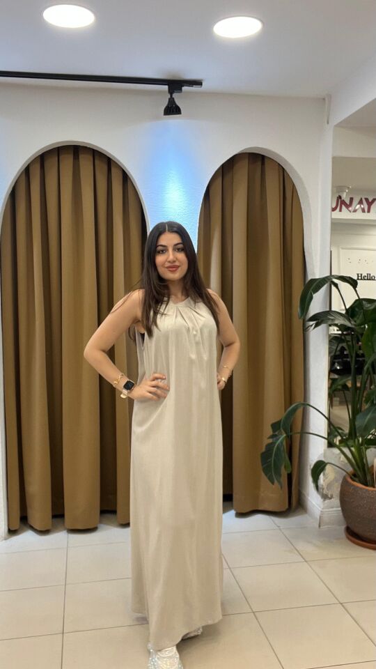 BEJ HALTER YAKA UZUN KETEN ELBİSE