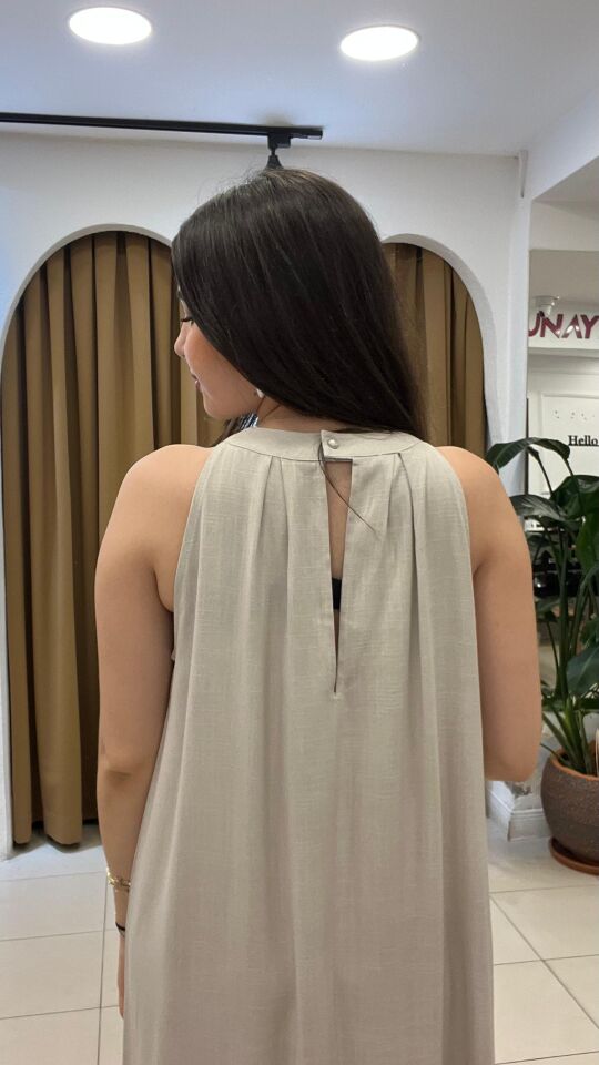 BEJ HALTER YAKA UZUN KETEN ELBİSE