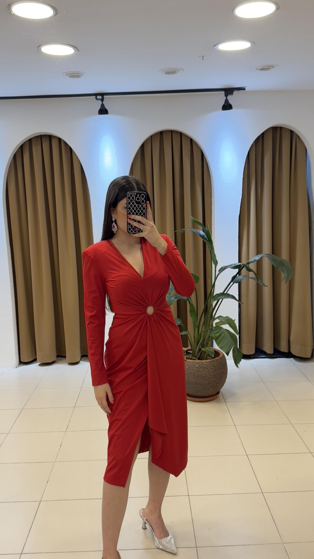 KIRMIZI BELİ HALKA SATEN MİDİ BOY DETAYLI ELBİSE