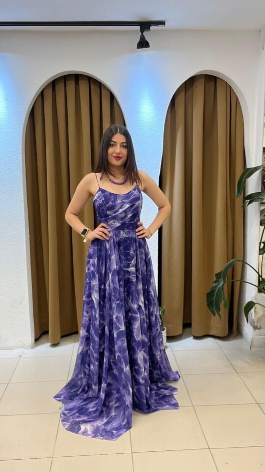 MOR DESENLİ ŞİFON YIRTMAÇLI ELBİSE