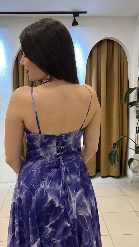 MOR DESENLİ ŞİFON YIRTMAÇLI ELBİSE