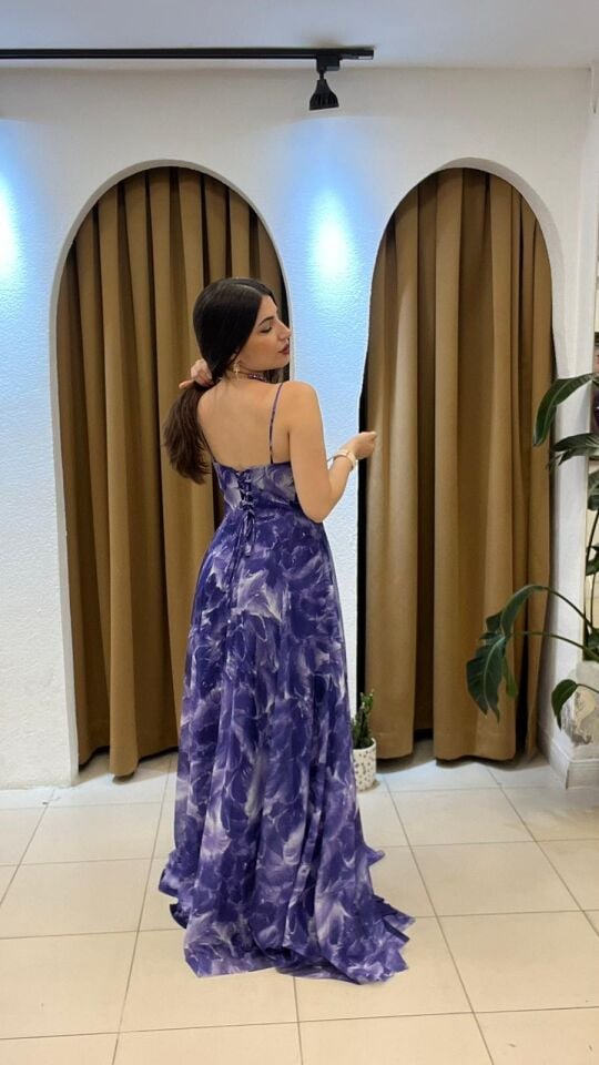 MOR DESENLİ ŞİFON YIRTMAÇLI ELBİSE