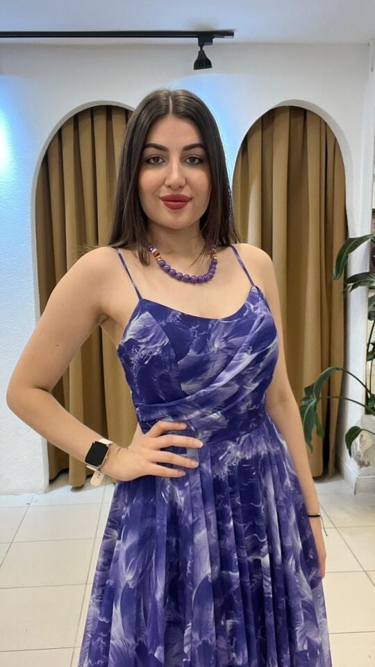 MOR DESENLİ ŞİFON YIRTMAÇLI ELBİSE