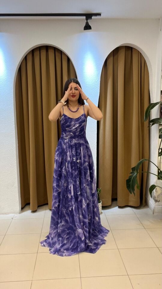 MOR DESENLİ ŞİFON YIRTMAÇLI ELBİSE