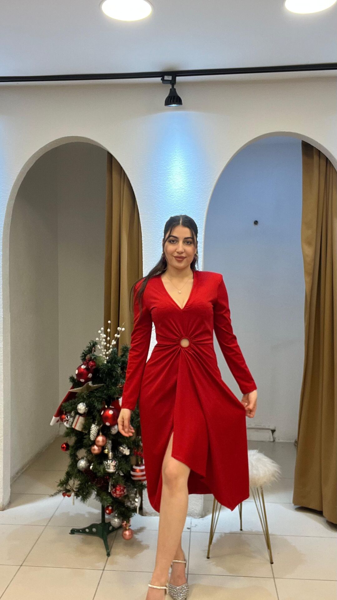 KIRMIZI V YAKA MİDİ BOY YIRTMAÇ ELBİSE