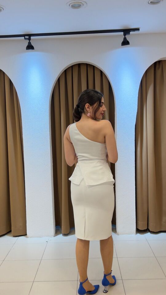 BEYAZ MİDİ BOY ELBİSE