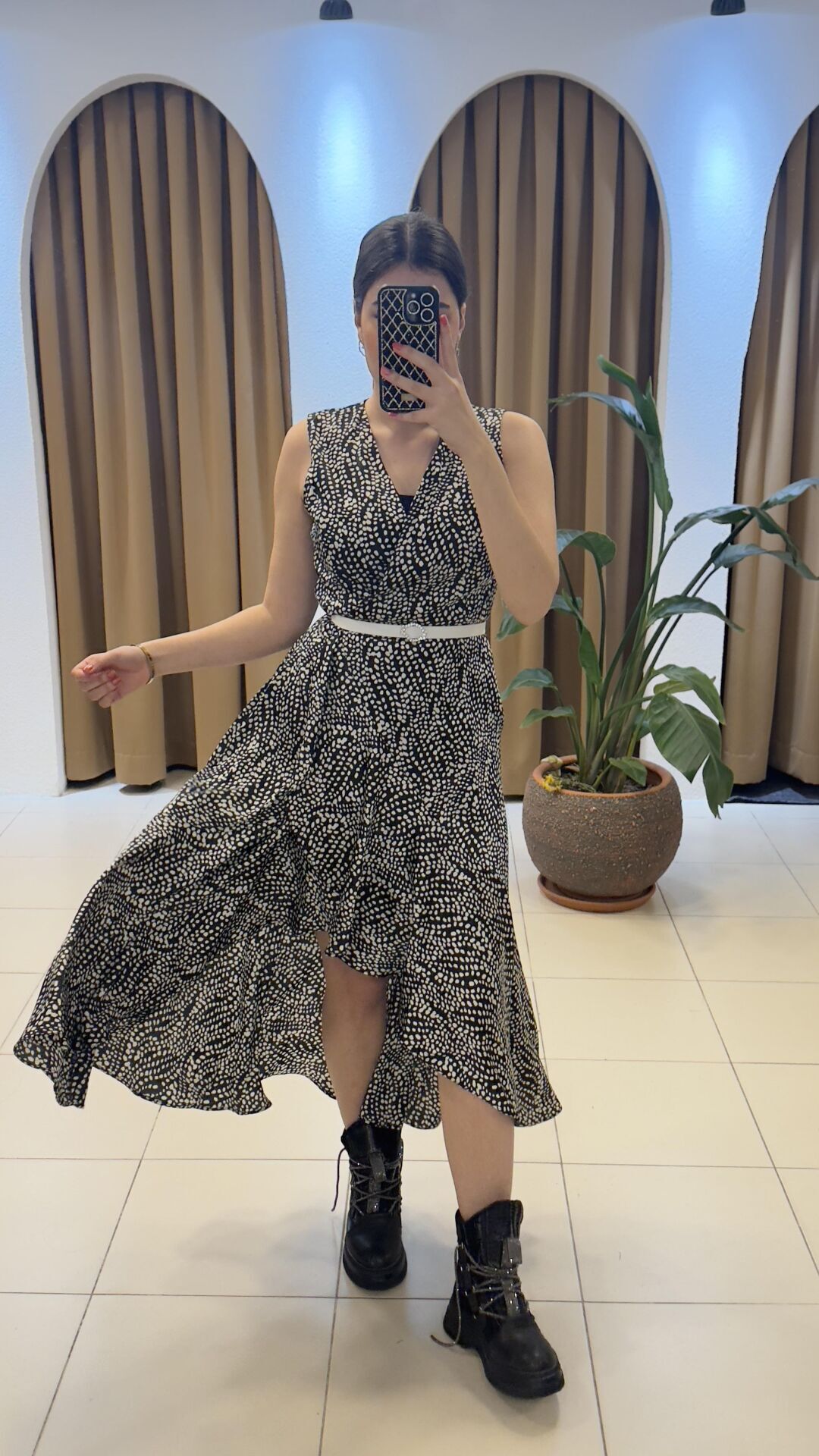 RENKLİ PUANTİYELİ YIRTMAÇLI ELBİSE