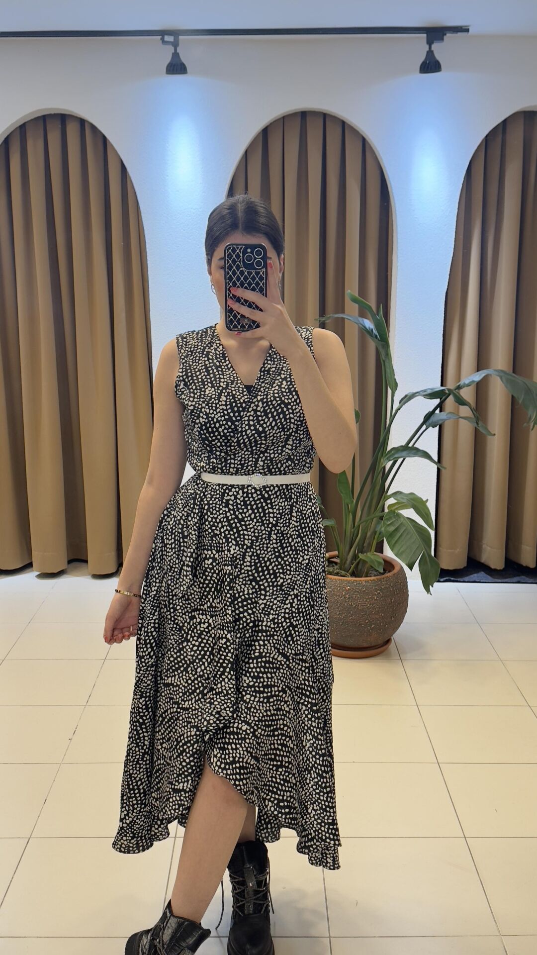 RENKLİ PUANTİYELİ YIRTMAÇLI ELBİSE