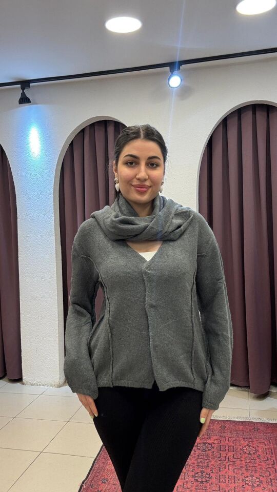 GRİ KENDİNDEN ŞALI OLAN ÇITÇITLI HIRKA KAZAK 44