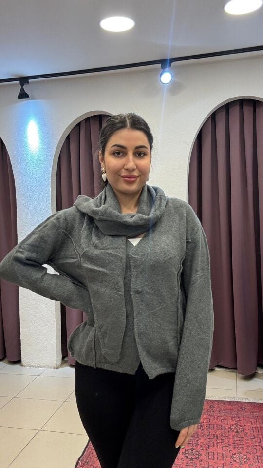 GRİ KENDİNDEN ŞALI OLAN ÇITÇITLI HIRKA KAZAK 44