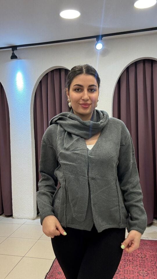 GRİ KENDİNDEN ŞALI OLAN ÇITÇITLI HIRKA KAZAK 44