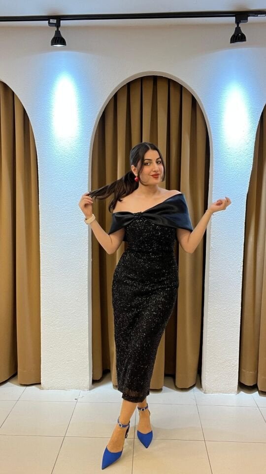 SİYAH MADONNA YAKA MİDİ ABİYE