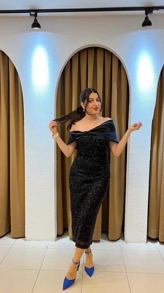 SİYAH MADONNA YAKA MİDİ ABİYE