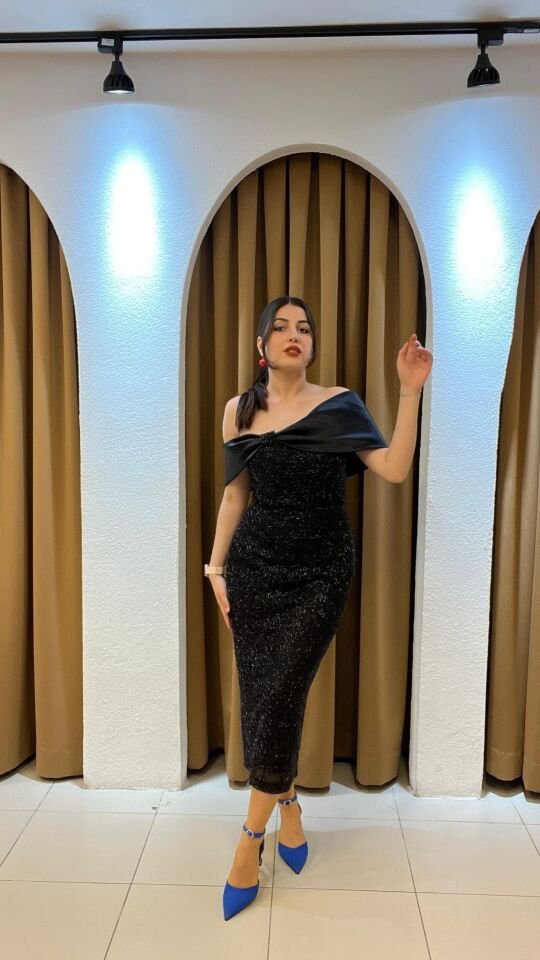 SİYAH MADONNA YAKA MİDİ ABİYE